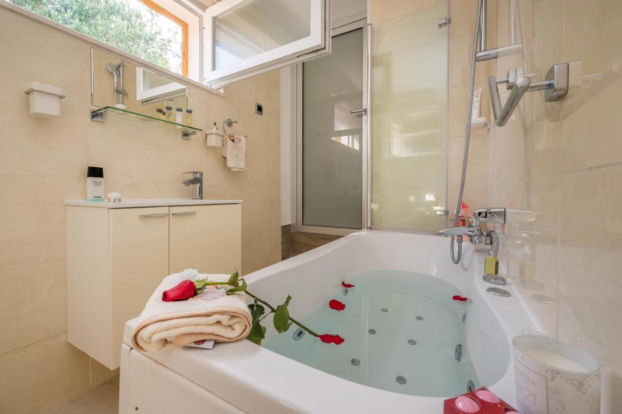 Uniquely Designed Villa Ivana With Outdoor Jacuzzi Nearby The Pebble Banje Beach At The Island Of Solta Rogač Eksteriør billede