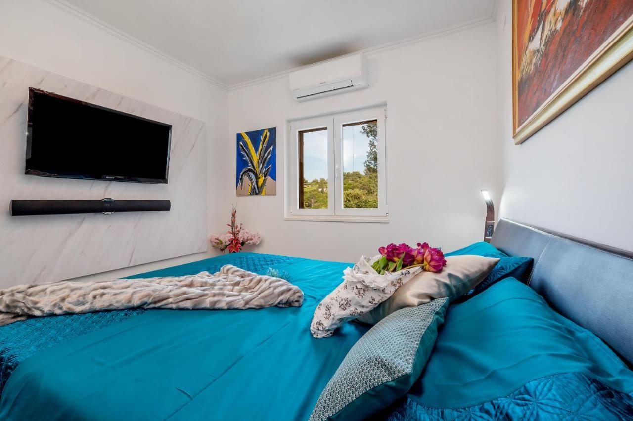 Uniquely Designed Villa Ivana With Outdoor Jacuzzi Nearby The Pebble Banje Beach At The Island Of Solta Rogač Eksteriør billede