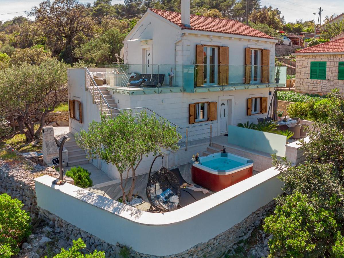 Uniquely Designed Villa Ivana With Outdoor Jacuzzi Nearby The Pebble Banje Beach At The Island Of Solta Rogač Eksteriør billede