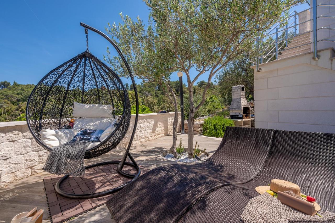 Uniquely Designed Villa Ivana With Outdoor Jacuzzi Nearby The Pebble Banje Beach At The Island Of Solta Rogač Eksteriør billede
