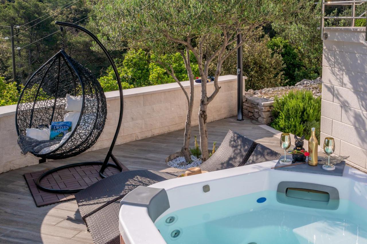 Uniquely Designed Villa Ivana With Outdoor Jacuzzi Nearby The Pebble Banje Beach At The Island Of Solta Rogač Eksteriør billede