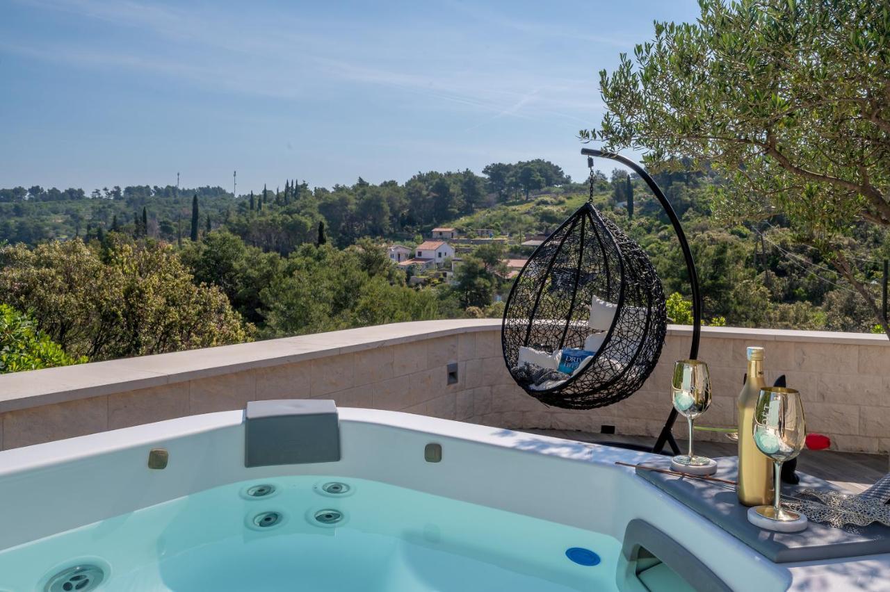 Uniquely Designed Villa Ivana With Outdoor Jacuzzi Nearby The Pebble Banje Beach At The Island Of Solta Rogač Eksteriør billede