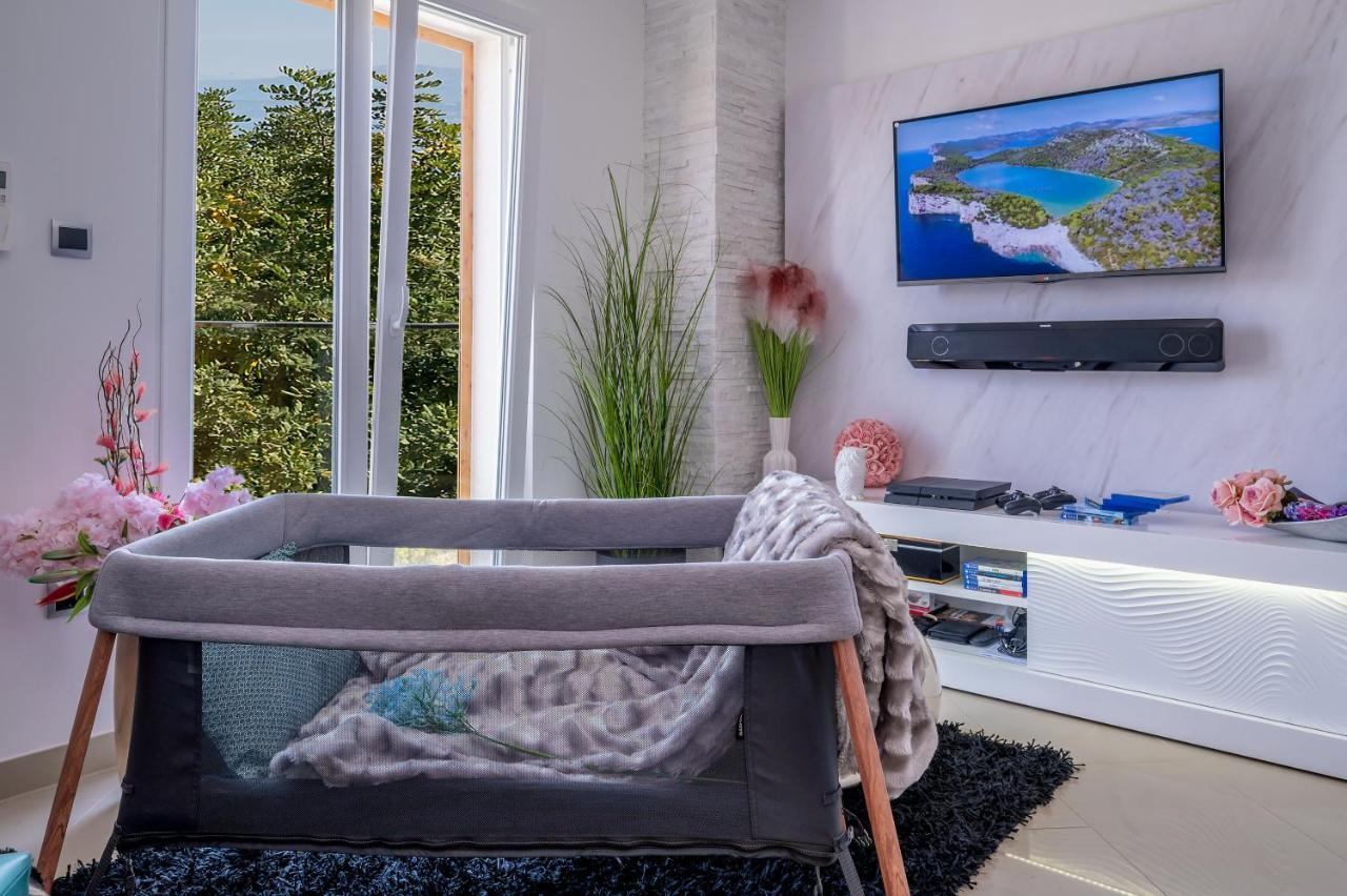 Uniquely Designed Villa Ivana With Outdoor Jacuzzi Nearby The Pebble Banje Beach At The Island Of Solta Rogač Eksteriør billede